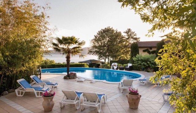 Romantic Cottage Rosa with a stunning lake-view terrace, pool and WIFI near Rome in Caprarola