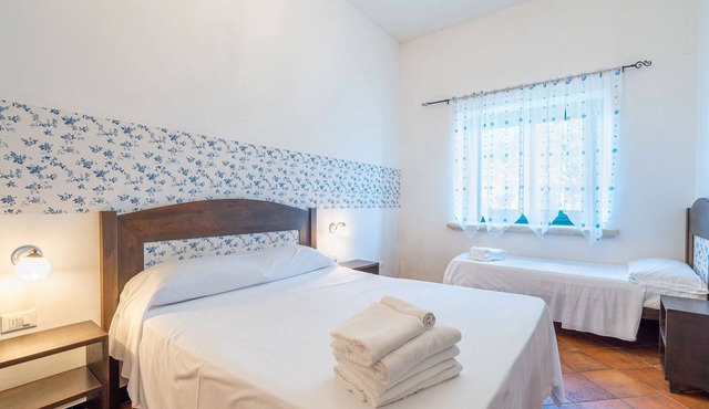 Room 'Al Palmento Relais - Nero D'Avola R2' with Shared Pool, Wi-Fi and Air Conditioning