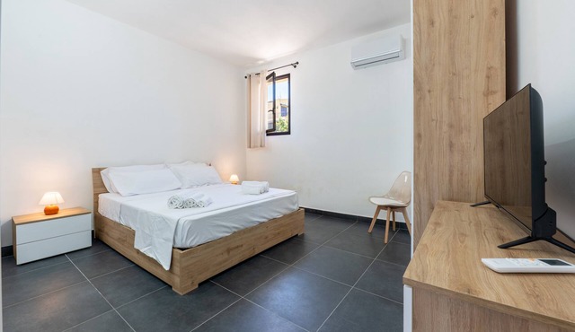 Room 'Altavilla 3' with Shared Garden and Air Conditioning