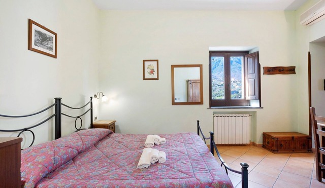 Room 'Amalfi Con Vista Monti E Cortile' with Shared Terrace, Shared Garden and Wi-Fi