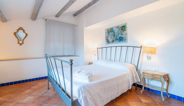 Room 'Cabernet R12' with Shared Pool, Wi-Fi and Air Conditioning