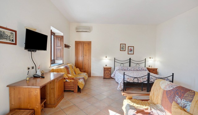 Room 'Capri Con Vista Monti E Cortile' with Shared Terrace, Shared Garden and Wi-Fi