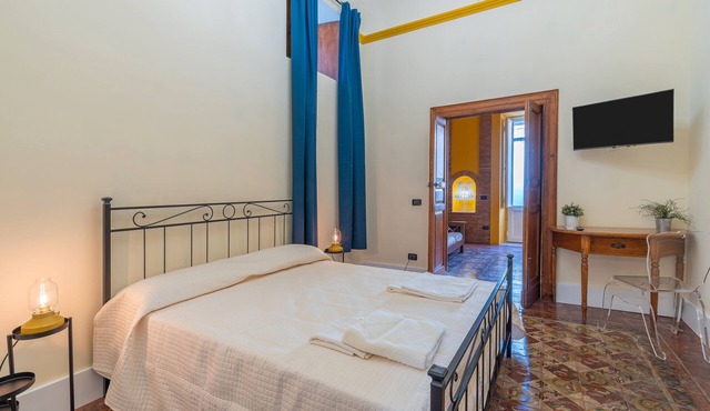 Room 'Civico 46 - Yellow' with Shared Terrace, Wi-Fi and Air Conditioning
