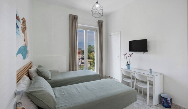 Room 'Napoli' with Shared Terrace, Wi-Fi and Air Conditioning