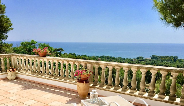 Salento. Charming villa with terrace overlooking the sea and surrounded by nature