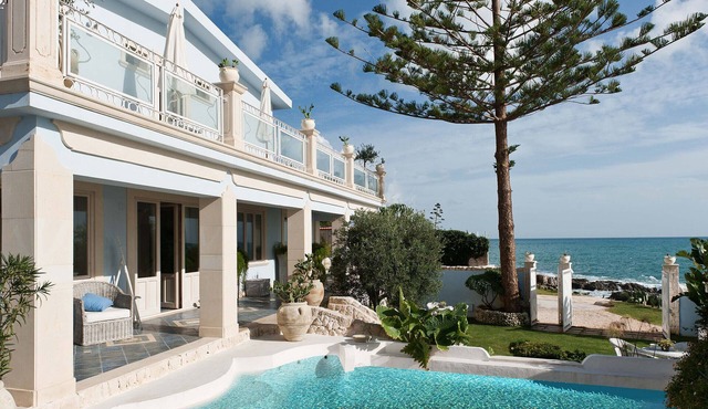 Sea-front villa with pool in Fontane Bianche, Siracusa, Sicily