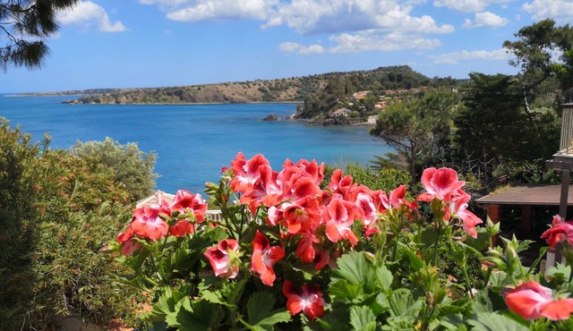 Sea ​view villa with garden between Syracuse and Catania