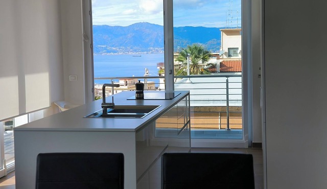 Sea view villa 500m from the beaches and the center of Reggio Calabria