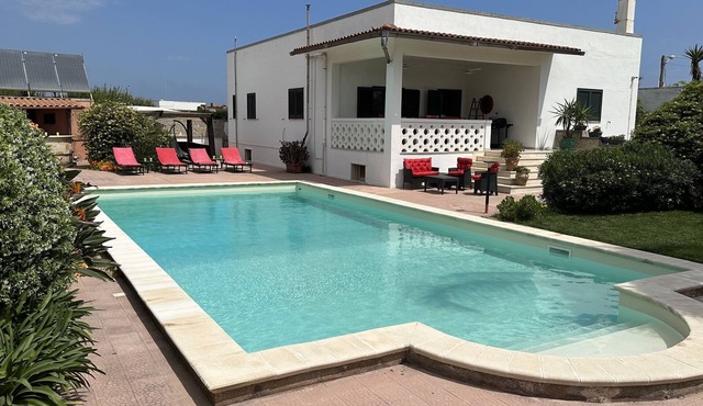 Seaside villa, heated swimming pool, free WiFi. A/C