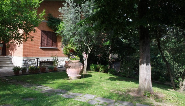 Semi-detached house with stunning pool and large garden in Lucignano