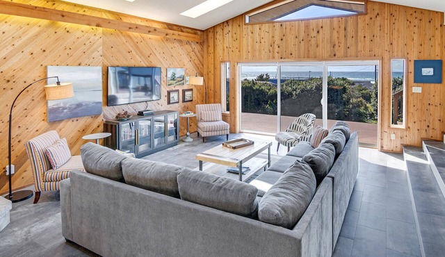 Short Walk to a Sandy Beach! Ocean Views! Dog Friendly! in Waldport