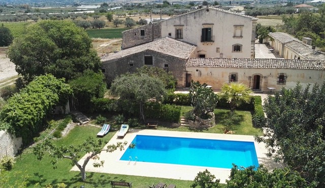 Sicilian Villa with Manor House and the cottages, swimming pool, tennis, 8 accommodations.