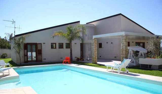 Sicily Alcamo Marina: villa - heated pool a few meters from the sea / beach