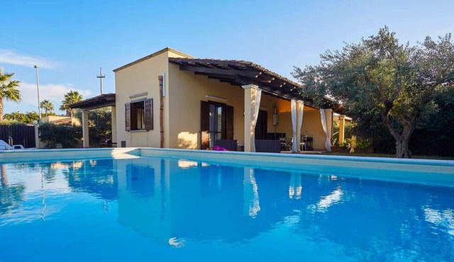 Sicily villa with pool only 300mt from the sea/ Perfect for enjoy of a sunny day in the swimming poo