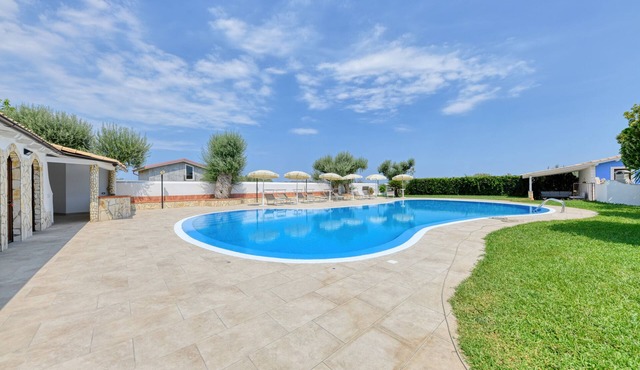 Single villa with wonderful private pool and great outdoor area