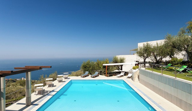 Sorrento Holidays – Villa Sole - 12 bedrooms - private pool and sea view