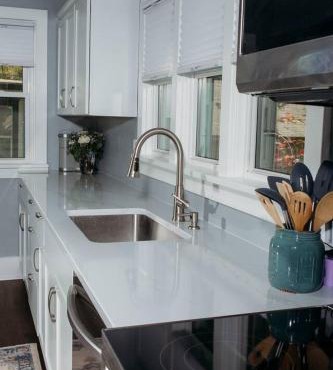 Spacious 4BR Duplex - WiFi & A/C in Big Rapids