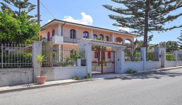 Spacious apartment with plenty of space for the whole family and beautiful sea view.