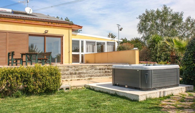 Spacious, family-friendly cottage with jacuzzi and an olive grove on the huge natural plot.