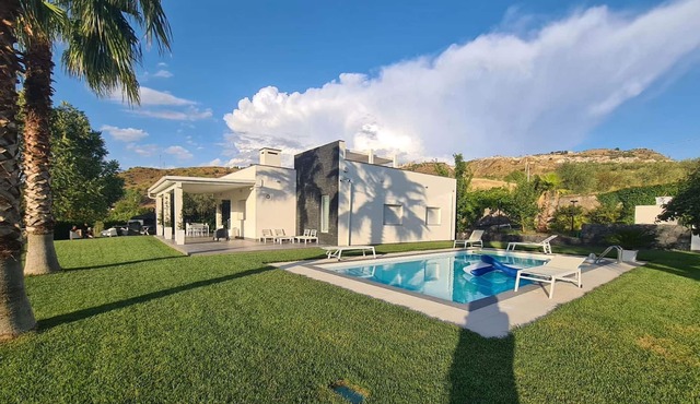 Spacious holiday home in Leonforte with swimming pool
