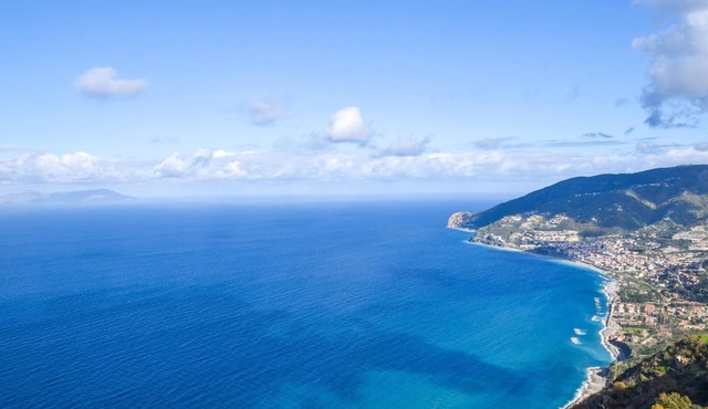 Spend a relaxing vacation in this beautiful apartment with a fantastic view of the sea.