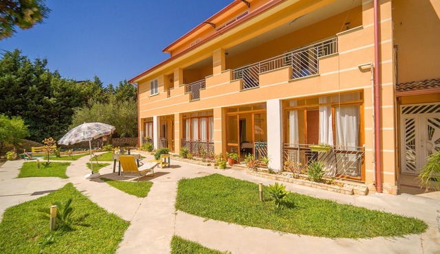 Spend your relaxing vacation under the sun of Sicily in this lovingly furnished vacation apartment.