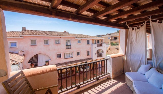 Splendid 93 sqm apartment on two levels, ideal for 6 people, located on the ground floor of a building WITHOUT a lift (stairs to access it). The accommodation is located in an exclusive area in Porto Cervo, a few steps from the center and the characteris