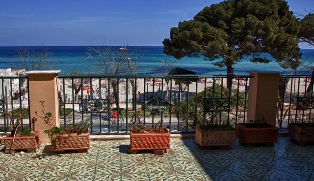 Splendid Liberty Villa with mediterranean garden in front of the Mondello white beach.