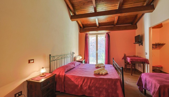 'Stromboli' Room with Shared Terrace, Communal Garden and Air Conditioning