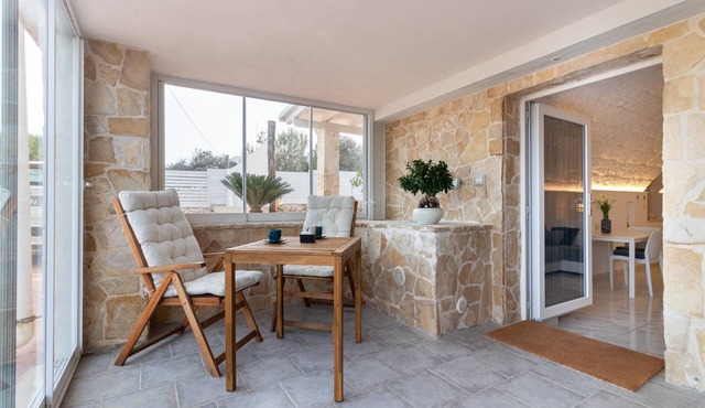 Studio Apartment 'La Porta Sul Mare' with Private Terrace, Wi-Fi and Air Conditioning