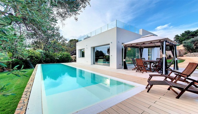 Stunning 5*-villa w/ beach access, pool & jacuzzi