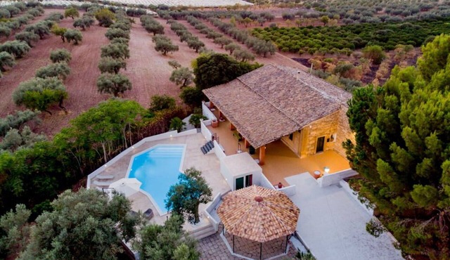 Stunning private villa for 10 guests with private pool, A/C, WIFI, TV, patio and pets allowed