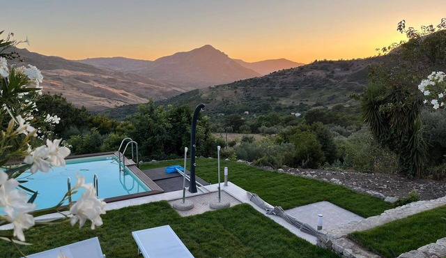 Stunning private villa for 6 guests with private pool, WIFI, A/C, TV and panoramic view