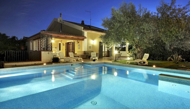 Stunning private villa for 8 guests with A/C, private pool, WIFI and TV