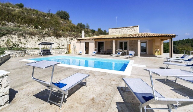 Stunning private villa for 8 guests with A/C, WIFI, private pool, TV and terrace