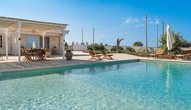 Stunning private villa for 4 people with private pool, WIFI, A/C, TV, terrace and panoramic view