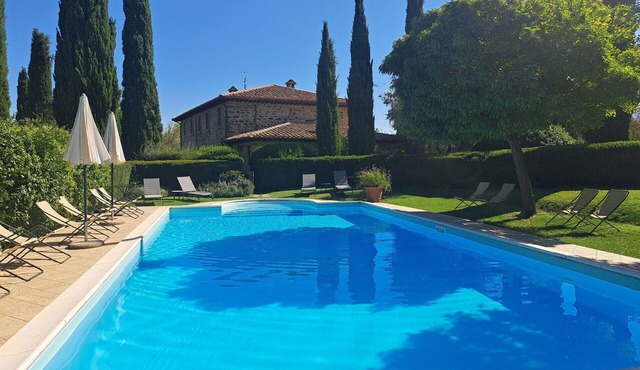 Stunning private villa with WIFI, A/C, private pool, patio and panoramic view, close to Montalcino