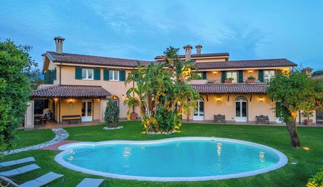 Stunning private villa with A/C, WIFI, hot tub, private pool, TV and patio, close to Gioia Tauro