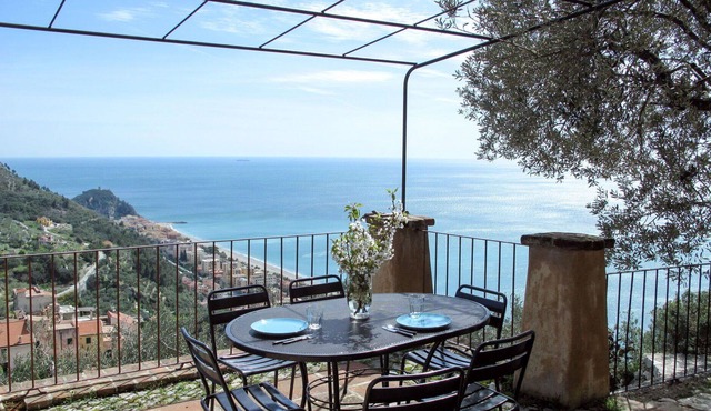 Stunning private villa for 6 people with WIFI, TV, patio, pets allowed and parking