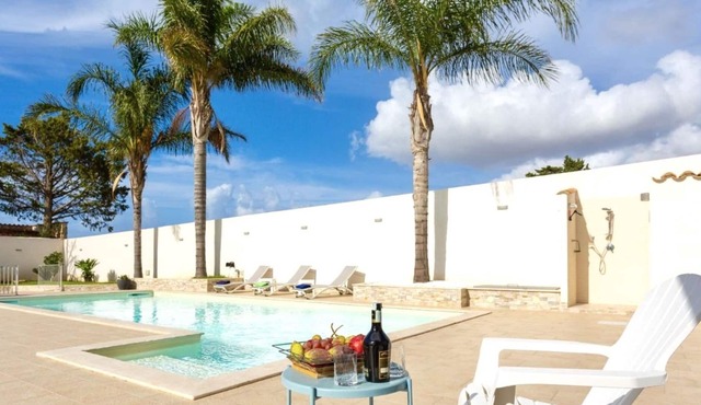 Stunning private villa for 8 people with private pool, WIFI, A/C, TV and parking