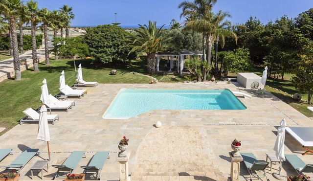 Stunning private villa for 6 guests with private pool, WIFI, A/C, TV and terrace