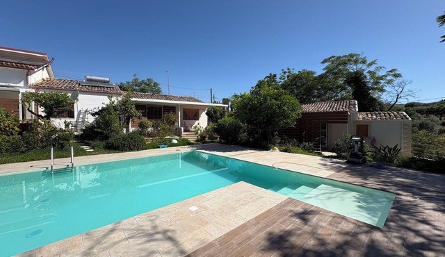 Stunning villa for 4 people with pool, A/C, WIFI, TV, patio and panoramic view