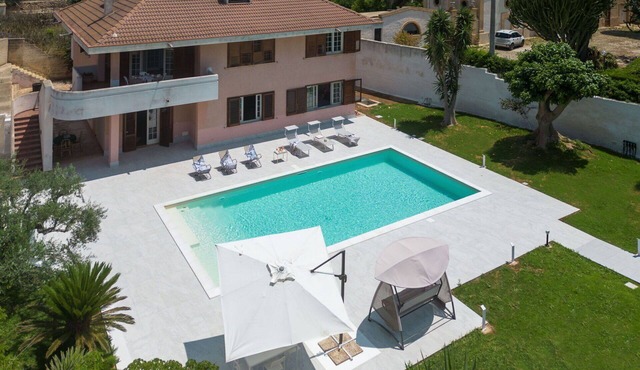 Stunning villa for 8 guests with A/C, hot tub, private pool, WIFI, TV and terrace