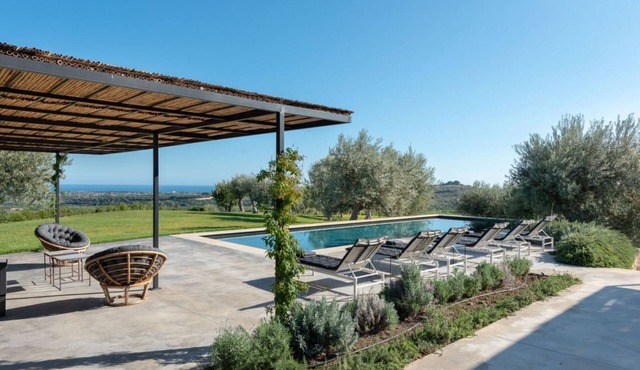 Stunning villa with pool and sea view near Noto