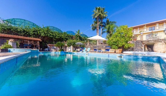 Swimming pool with jacuzzi, tropical park, prestigious stay, pool table, 2 kms from the beach