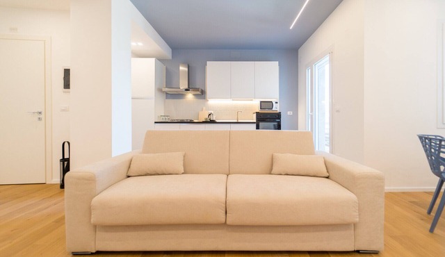 Syracuse Bright Apartment x4 with Balcony