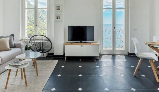 The balcony with sea view, private parking, the care and novelty of the interiors are the perfect features for your holiday.Sea Breeze Flat is the novelty that was missing in the Cinque Terre and Corniglia, a novelty built to make you happy in an elegant