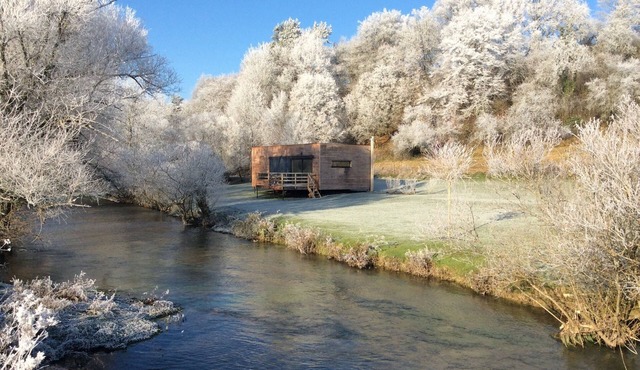 The Cube is a very private spot for an unforgettable experience by the riverside in Frénois