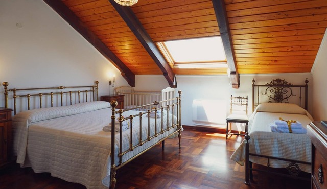The Marquis’s Apartment – Artistic Retreat with Vesuvius View