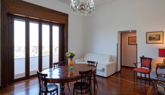 The Marquis’s Apartment – Artistic Retreat with Vesuvius View